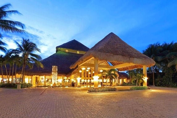 Grand Palladium White Sand hotel entrance