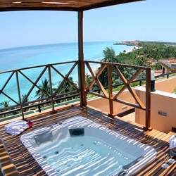 Jacuzzi con vistas al mar en el hotel