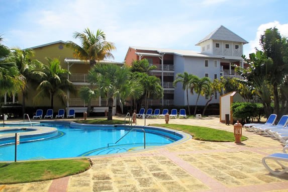 Habitaciones con vista a la piscina del hotel