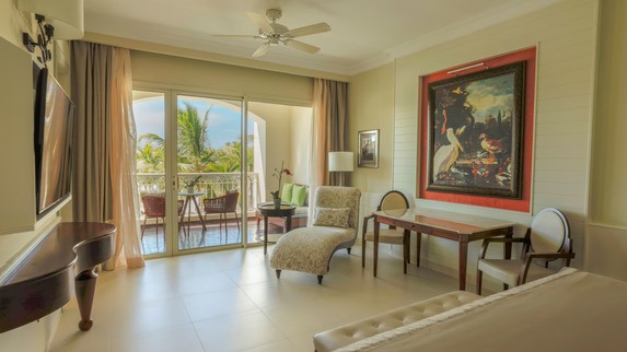 JOIA Bavaro - Suite piso alto con cama y balcón