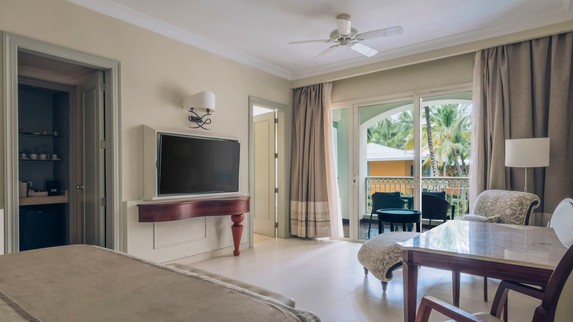 JOIA Bavaro - Suite con cama, TV y balcón