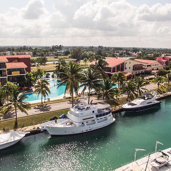 Aerial view of the Acuario hotel in La Marina Hemi