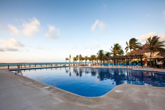 Playa y piscina del hotel Allegro Playacar