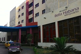 Vista de la entrada del hotel Bella Habana