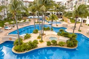 Palmeras en la piscina del hotel