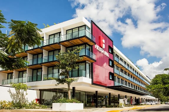 Fachada del hotel fiesta Inn Playa del Carmen
