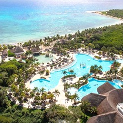 Vista aérea de la piscina del hotel
