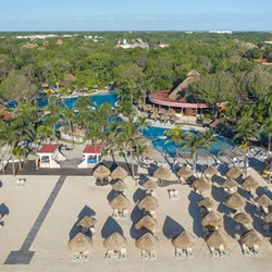 Vista aérea del resort con piscina y playa