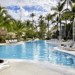 Vista de la piscina del hotel Impressive Premium 