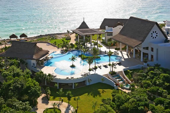 Vista aérea de la piscina del hotel