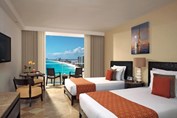 habitación con vistas al mar en el hotel