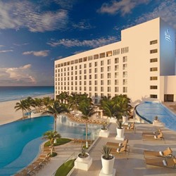 Swimming pool of the hotel Le Blanc Spa Resort