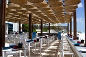 Cafeteria en la playa del hotel