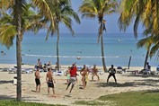 Practicando deporte en la playa del hotel