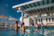 Swim-up bar at playacar