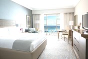 habitación del hotel con vistas al mar