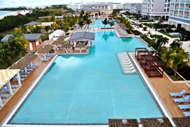 Vista aérea de la piscina del hotel 