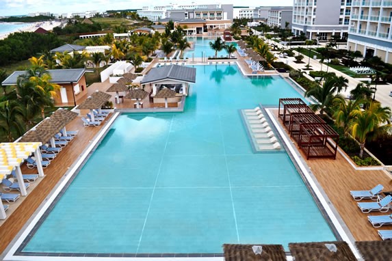 Vista aérea de la piscina del hotel 