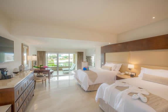 Room with separate beds in the hotel