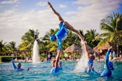 Espectáculo de nado sincronizado en la piscina