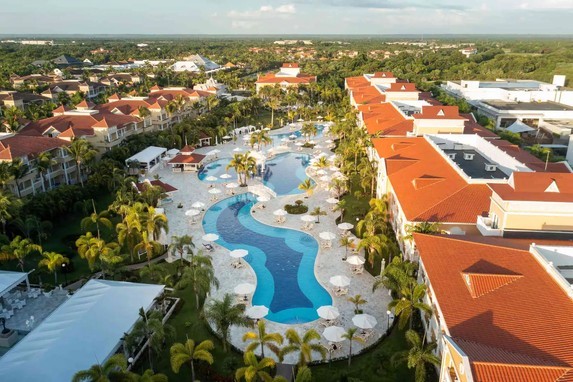 Vista aérea de piscinas del resort