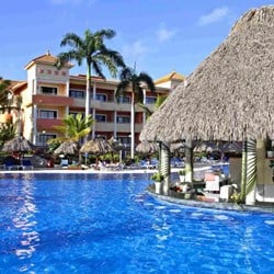 Bar en piscina y edificio de Bahia Principe