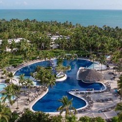 Piscina de Catalonia Punta Cana junto a la playa