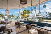 Restaurante terraza Dreams Macao con piscina