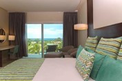 Dormitorio con balcón vista al mar Grand Muthu