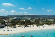 Vista aérea de playa con resort, mar Grand Muthu
