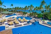 Piscina del resort Grand Sirenis y mar