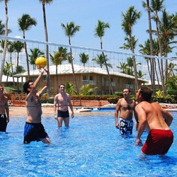 Voleibol en la piscina de Grand Sirenis