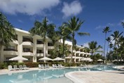 Piscina y edificios en Impressive Premium Punta