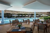 Terraza de piscina en Impressive Premium Punta