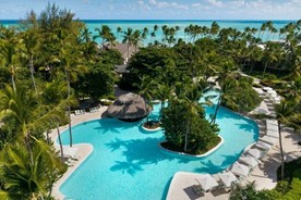 Piscina de Impressive Punta Cana con palmeras