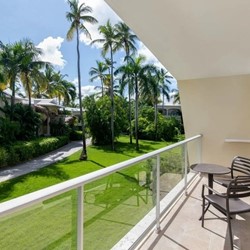 Balcon de Impressive Punta Cana con mesa