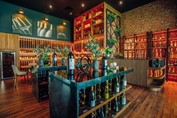 Interior de bar bodega en JOIA Bavaro