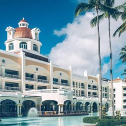 Fachada de JOIA Bavaro con piscina