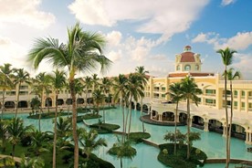 Piscinas y palmeras en JOIA Bavaro