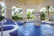 Piscina interior en Majestic Colonial Punta Cana