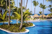 Piscina con palmeras en Majestic Colonial Punta