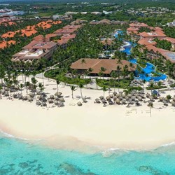 Playa y piscinas en Majestic Colonial Punta Cana