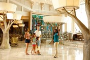 Lobby de Moon Palace Jamaica con familia