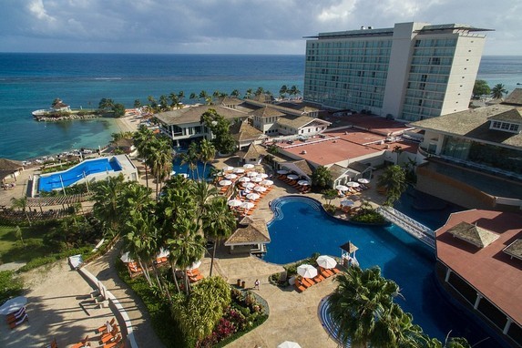 Aerea de piscinas y mar en Moon Palace Jamaica