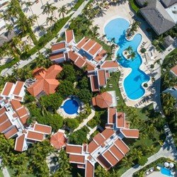 Vista aerea de piscina Occidental Punta Cana