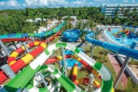 Toboganes y piscinas de Riu Bambu