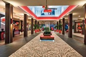 Lobby de Riu Bambu con detalles rojos