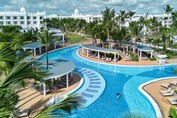 Piscina aerea de Riu Palace Bavaro con jardines