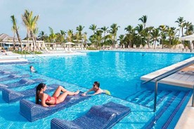 Riu Republica piscina con tumbonas dentro del agua