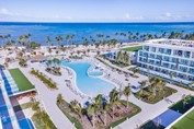 Vista aérea de piscina en Serenade Punta Cana